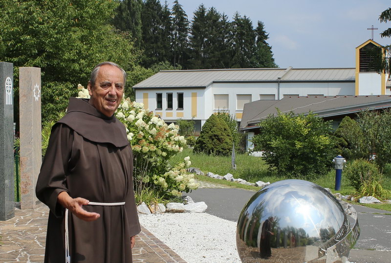 P. Karl Maderner vor dem Haus der Stille