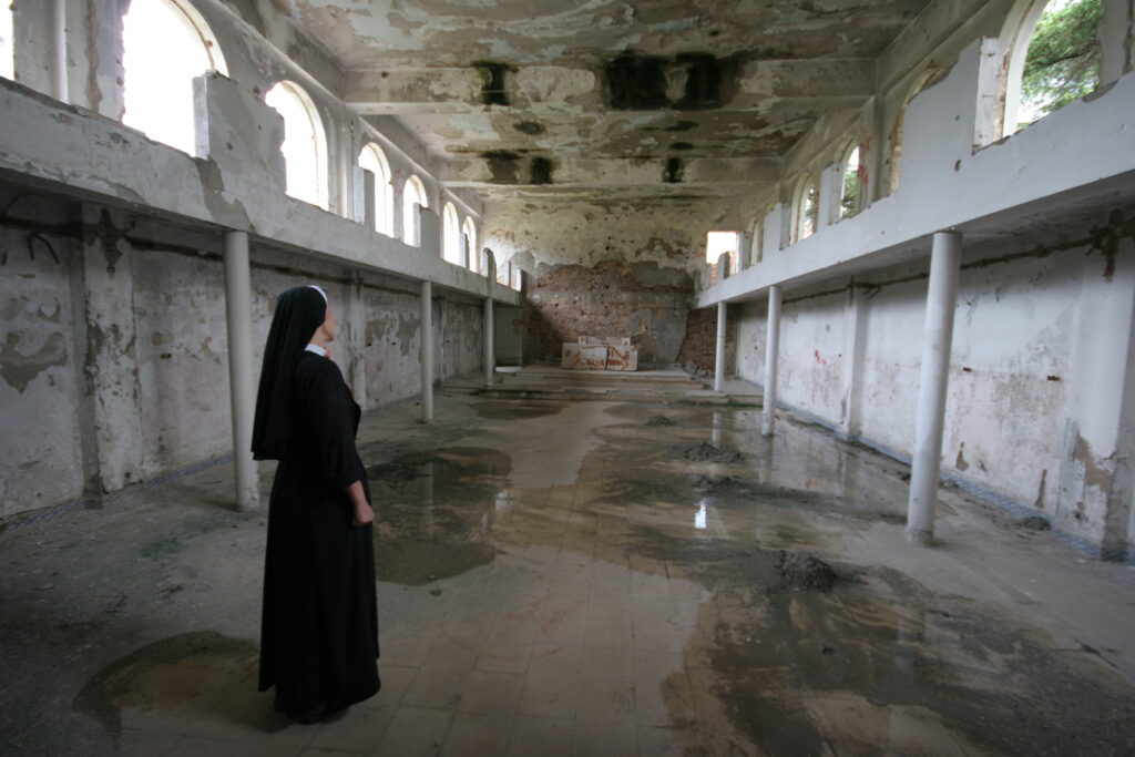 Franzikanerin in Bjelo Polje im ehemaligen Refektorium ihres zerstörten Klosters