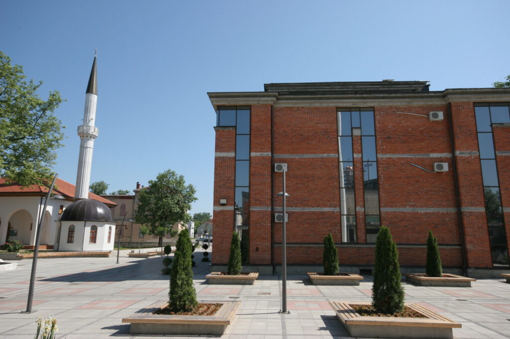 Moschee in Derventa - im Fenster des Rathauses spiegeln sich die orthodoxe und die katholische Kirche