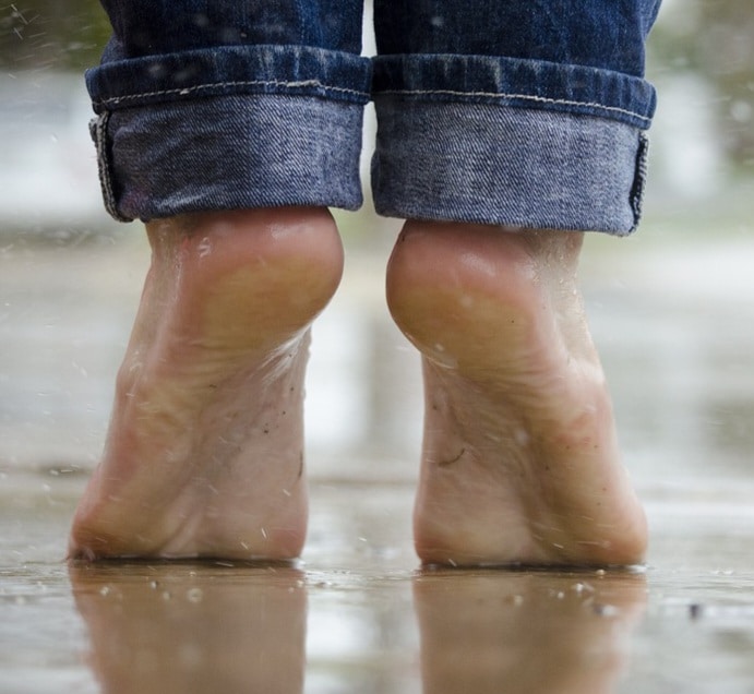 Füße im Regen