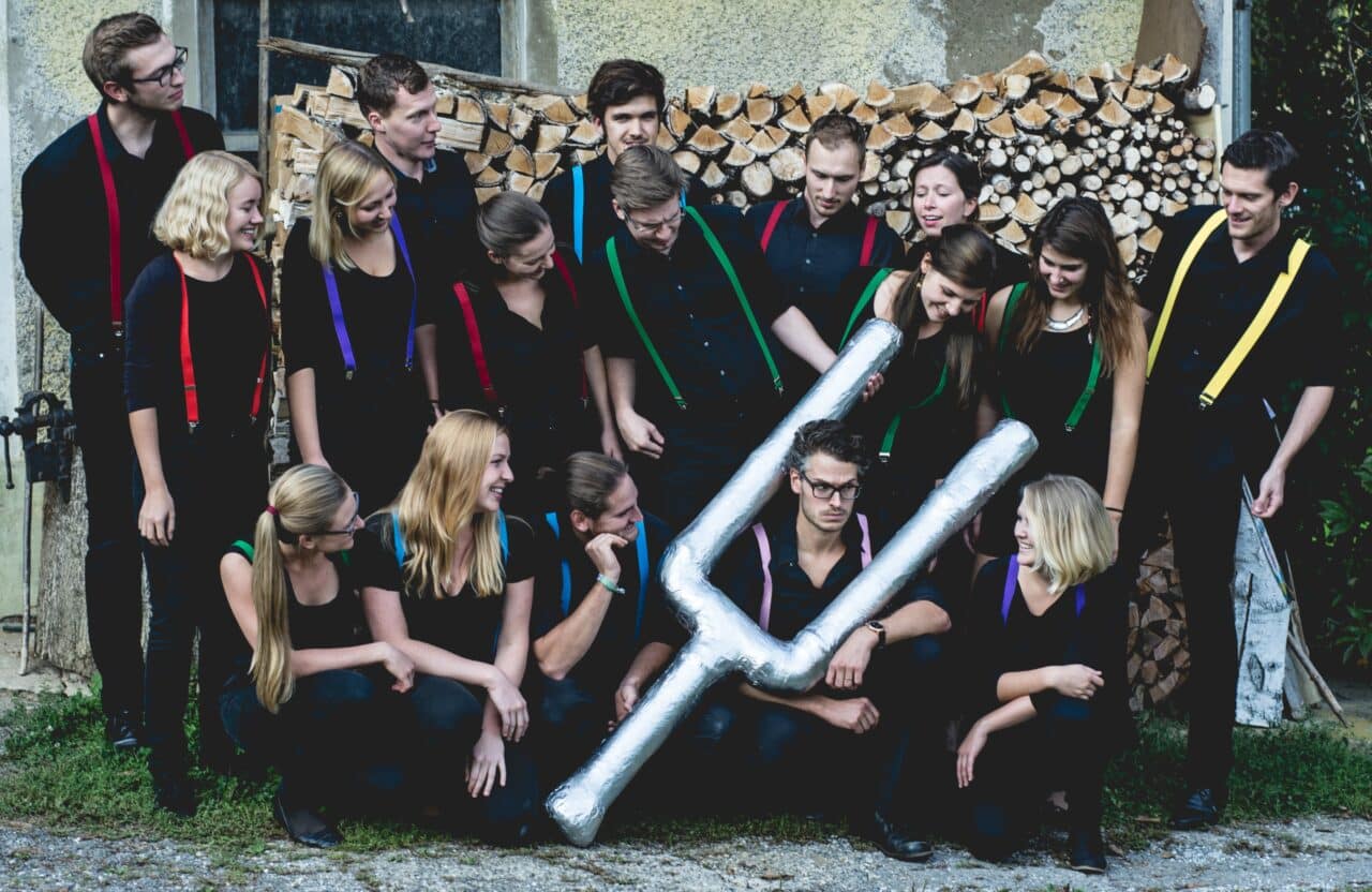 Musikerinnen mit einer riesigen Stimmgabel