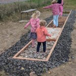 Die Nachbarskinder testen den neuen Barfußweg im Haus der Stille